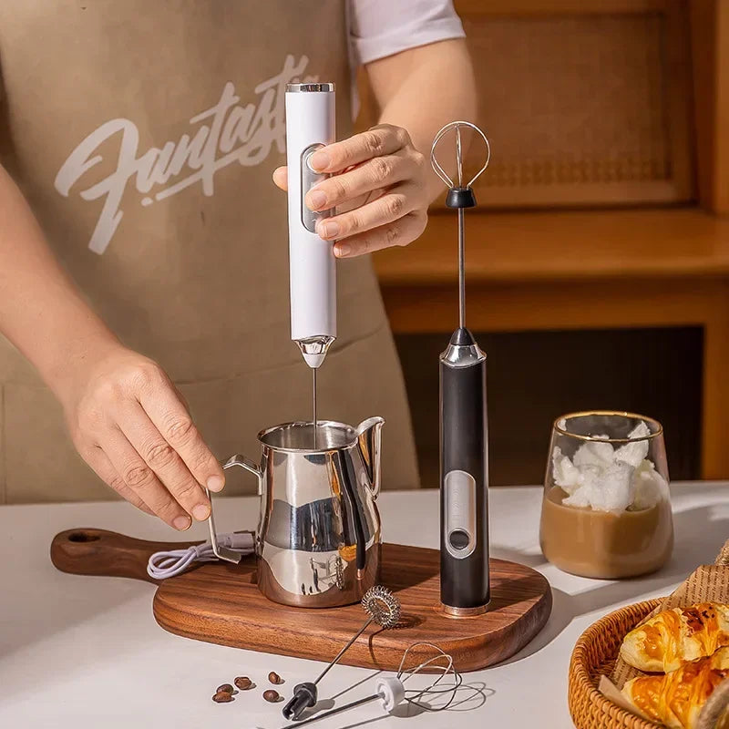 Electric Milk Frother – Stainless Steel, USB Rechargeable, 3 Speeds | Espumador de leche eléctrico de acero inoxidable – Recargable por USB, 3 velocidades.