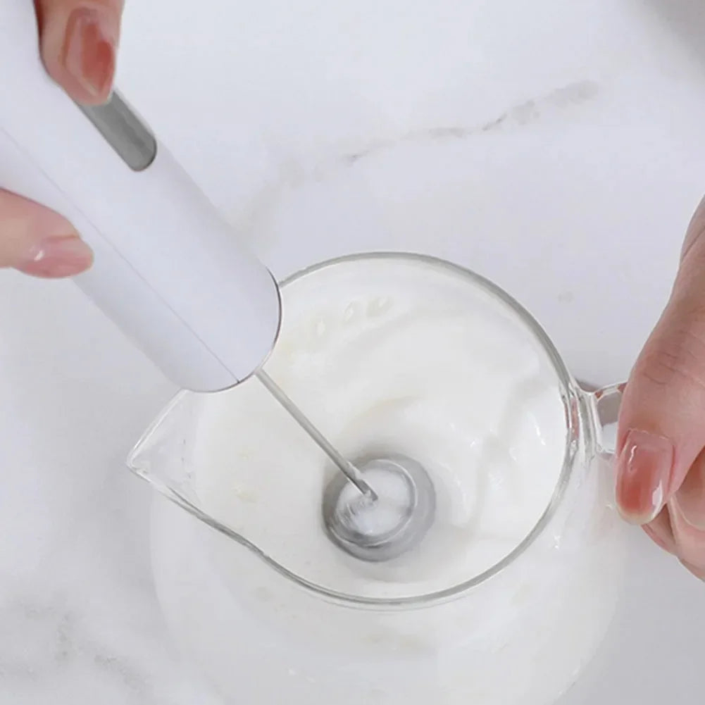 Electric Milk Frother – Stainless Steel, USB Rechargeable, 3 Speeds | Espumador de leche eléctrico de acero inoxidable – Recargable por USB, 3 velocidades.