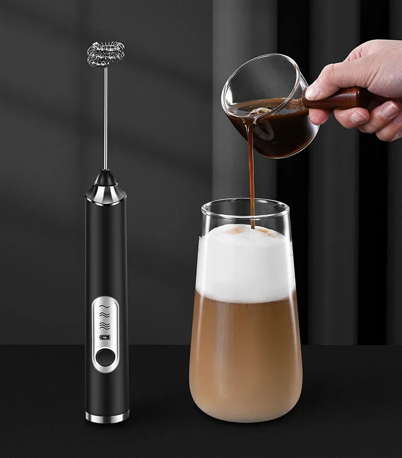 Electric Milk Frother – Stainless Steel, USB Rechargeable, 3 Speeds | Espumador de leche eléctrico de acero inoxidable – Recargable por USB, 3 velocidades.