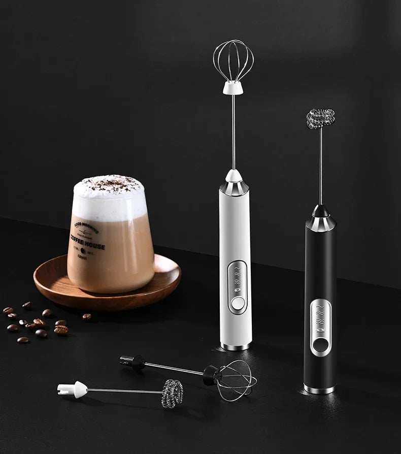 Electric Milk Frother – Stainless Steel, USB Rechargeable, 3 Speeds | Espumador de leche eléctrico de acero inoxidable – Recargable por USB, 3 velocidades.